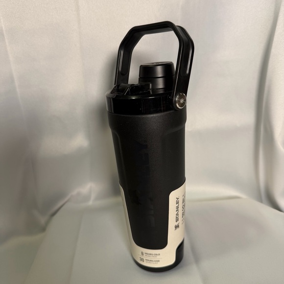 NEW STANLEY The Activate Shaker Bottle | 20 OZ in Black - Picture 4 of 7